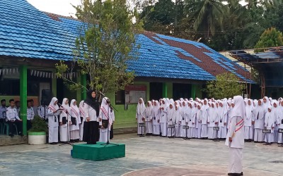 Pembina Upacara: Jadikan Buku Sahabat!